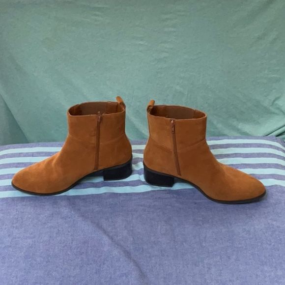 Womans Suede side zip booties EUC - Picture 2 of 5